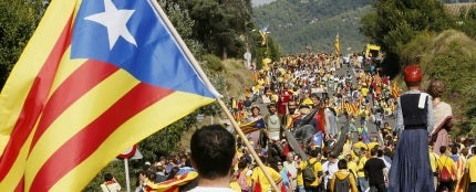 Un hombre porta una bandera independentista Un hombre porta una bandera independentista