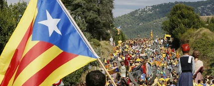 Un hombre porta una bandera independentista Un hombre porta una bandera independentista