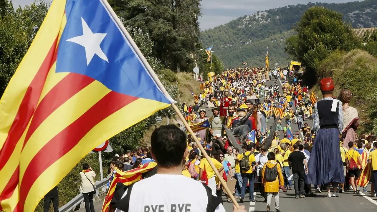 Un hombre porta una bandera independentista Un hombre porta una bandera independentista