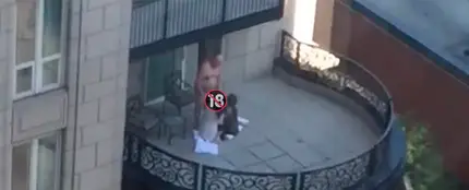 La bizarra escena en la que vemos a un abuelo practicando un trío en plena luz del día La bizarra escena en la que vemos a un abuelo practicando un trío en plena luz del día