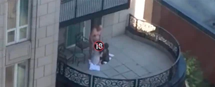 La bizarra escena en la que vemos a un abuelo practicando un trío en plena luz del día La bizarra escena en la que vemos a un abuelo practicando un trío en plena luz del día
