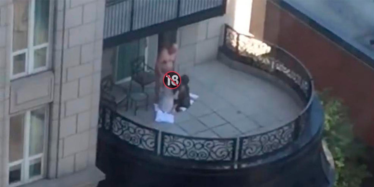 La bizarra escena en la que vemos a un abuelo practicando un trío en plena luz del día