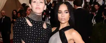 Miley Cyrus y Zoe Kravitz Miley Cyrus y Zoe Kravitz