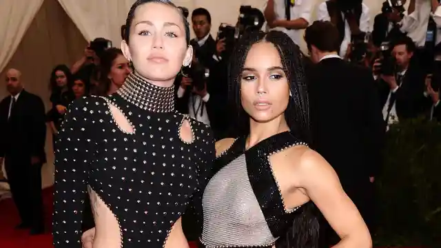 Miley Cyrus y Zoe Kravitz