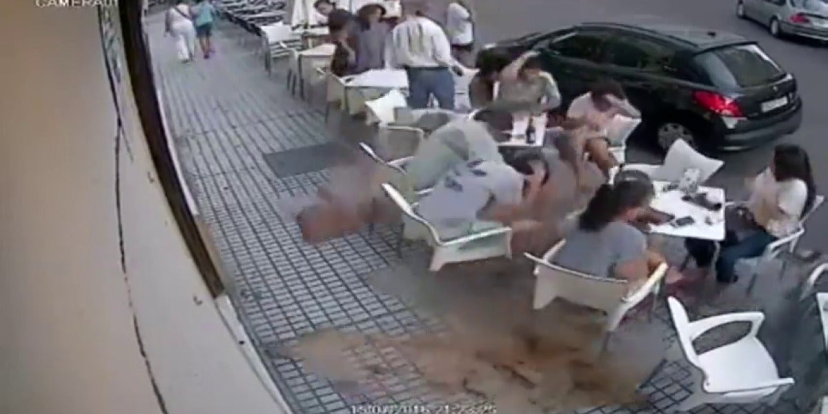 Frame 1.16726 de: La cornisa de un edificio se desprende sobre varias personas sentadas en la terraza de un bar