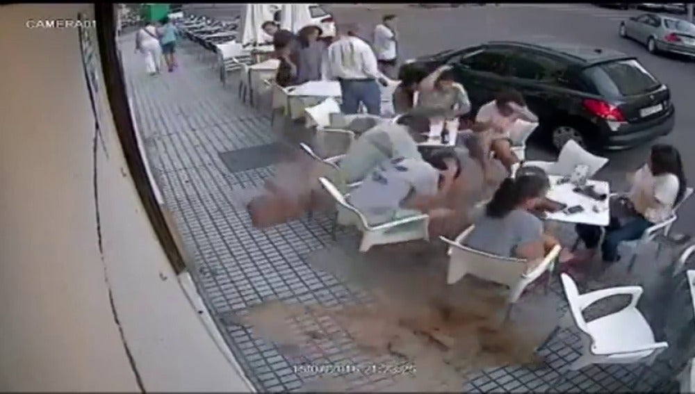 Frame 1.16726 de: La cornisa de un edificio se desprende sobre varias personas sentadas en la terraza de un bar