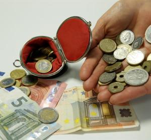 Monedas de euro y de pesetas de diferentes valores Monedas de euro y de pesetas de diferentes valores
