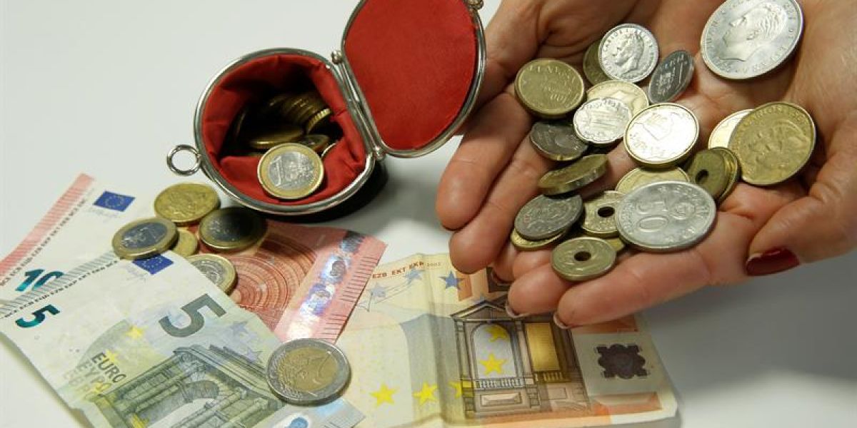 Monedas de euro y de pesetas de diferentes valores