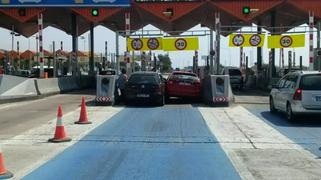 Dos coches quedan empotrados en un peaje de la C-32