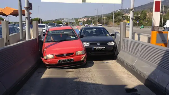 Dos vehículos quedan atascados en Barcelona