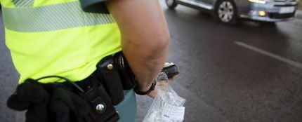 Un agente de la Guardia Civil, durante la campaña de control del consumo de alcohol y drogas. Un agente de la Guardia Civil, durante la campaña de control del consumo de alcohol y drogas.