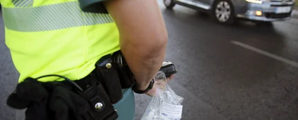 Un agente de la Guardia Civil, durante la campaña de control del consumo de alcohol y drogas. Un agente de la Guardia Civil, durante la campaña de control del consumo de alcohol y drogas.