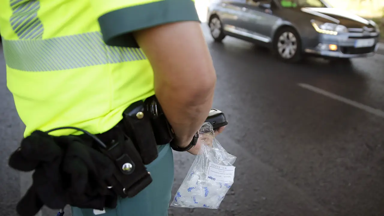 Un agente de la Guardia Civil, durante la campaña de control del consumo de alcohol y drogas. Un agente de la Guardia Civil, durante la campaña de control del consumo de alcohol y drogas.