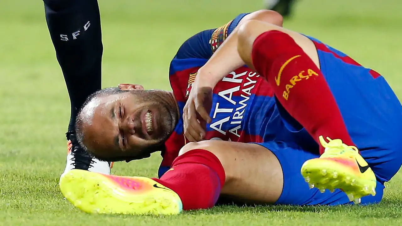 Iniesta se retiró lesionado en el partido de ida de la Supercopa de España ante el Sevilla Iniesta se retiró lesionado en el partido de ida de la Supercopa de España ante el Sevilla