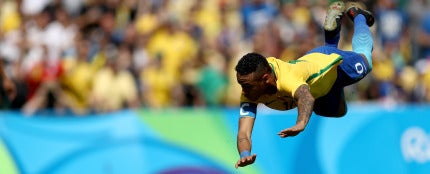 Neymar, por los aires en su gol contra Honduras