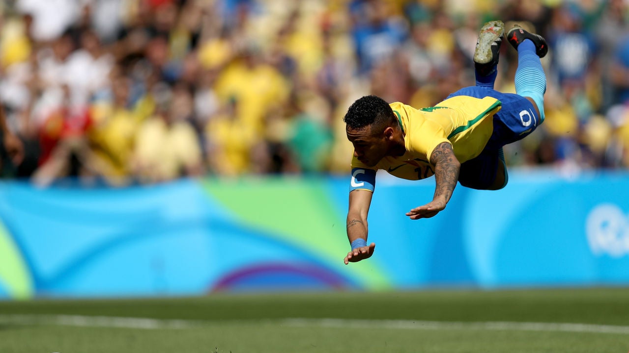 Neymar, por los aires en su gol contra Honduras
