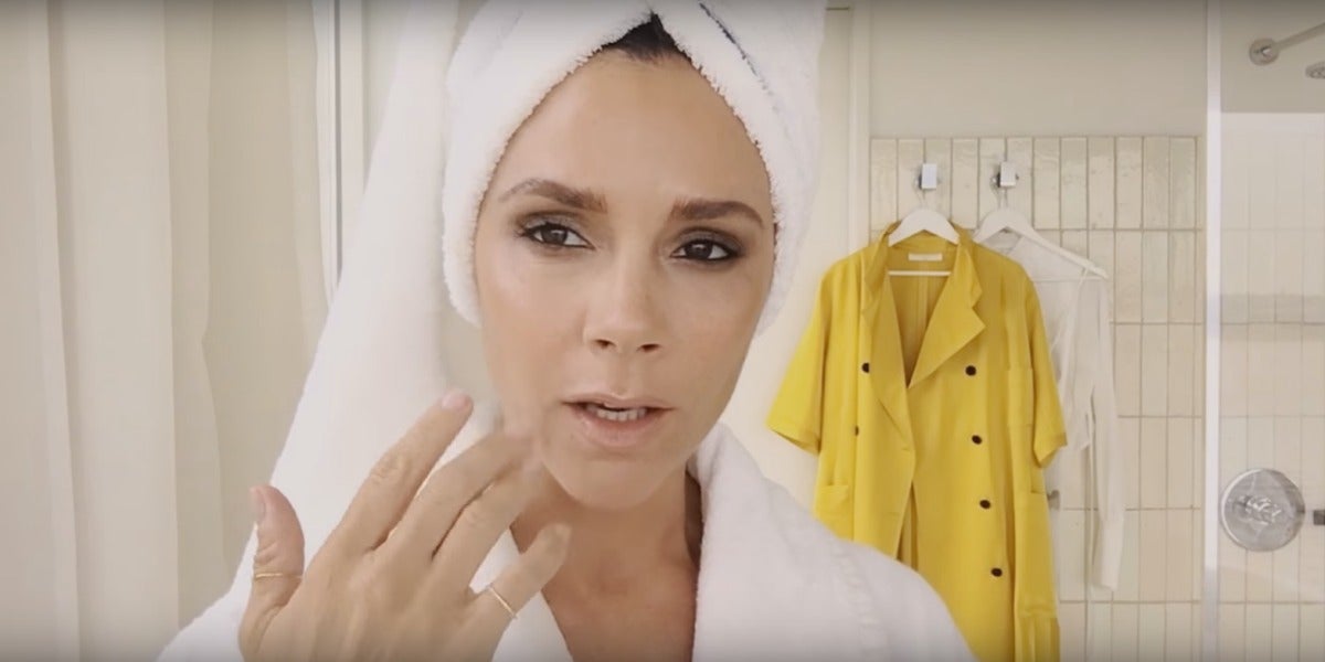 Victoria Beckham en el tutorial de maquillaje de la revista Vogue
