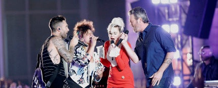 Adam Levine, Alicia Keys, Miley Cyrus y Blake Shelton cantan juntos &#39;Dream On&#39; de Aerosmith