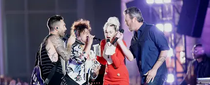 Adam Levine, Alicia Keys, Miley Cyrus y Blake Shelton cantan juntos 'Dream On' de Aerosmith Adam Levine, Alicia Keys, Miley Cyrus y Blake Shelton cantan juntos 'Dream On' de Aerosmith