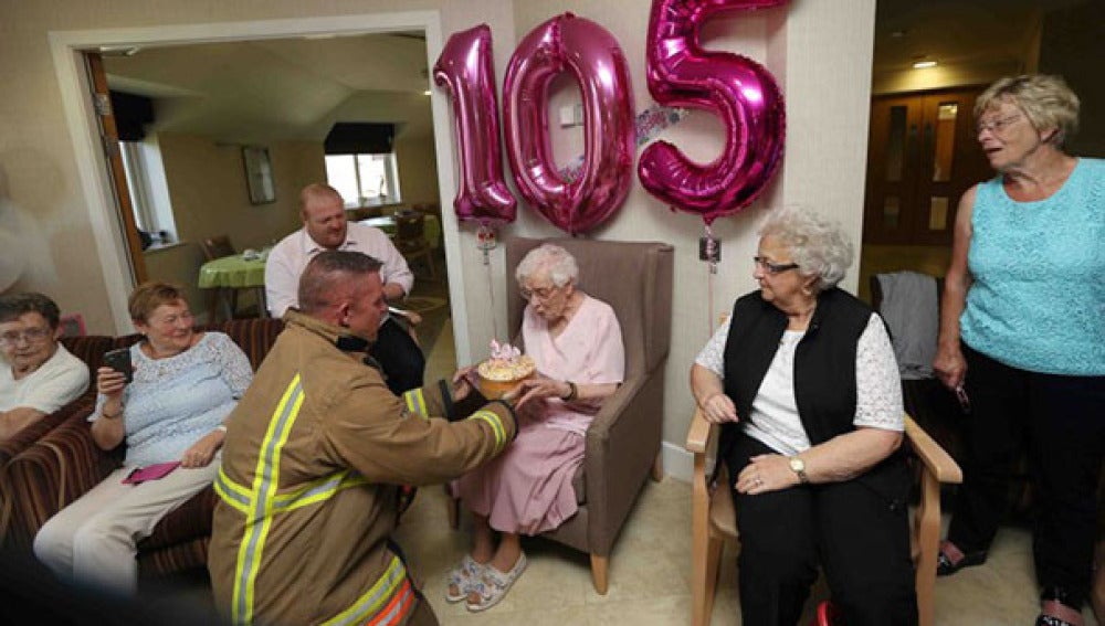 El bombero trayéndole su tarta de cumpleaños a Ivena