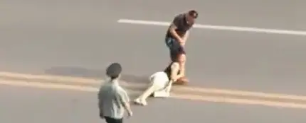 Un hombre arrastra por el suelo a una mujer tirándole del pelo Un hombre arrastra por el suelo a una mujer tirándole del pelo
