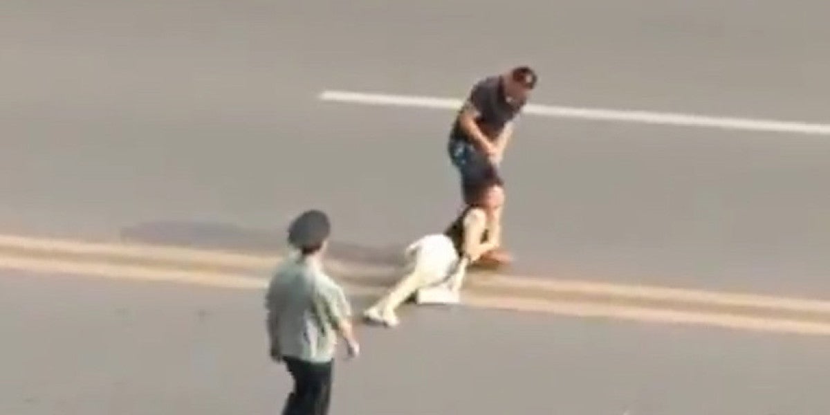 Un hombre arrastra por el suelo a una mujer tirándole del pelo