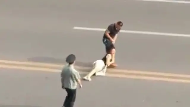 Un hombre arrastra por el suelo a una mujer tirándole del pelo