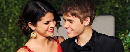 Selena Gomez y Jusin Bieber en la alfombra roja