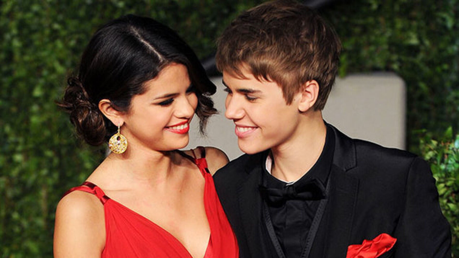 Selena Gomez y Jusin Bieber en la alfombra roja