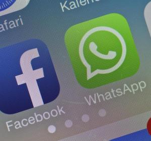 Los logotipos de Facebook y WhatsApp en la pantalla de un móvil Los logotipos de Facebook y WhatsApp en la pantalla de un móvil