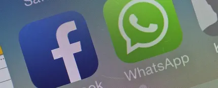 Los logotipos de Facebook y WhatsApp en la pantalla de un móvil Los logotipos de Facebook y WhatsApp en la pantalla de un móvil