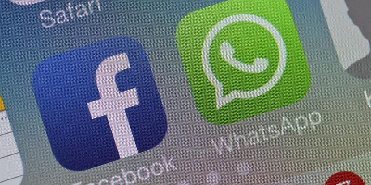 Los logotipos de Facebook y WhatsApp en la pantalla de un móvil