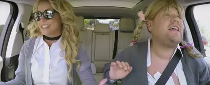 Britney Spears disfrazada de Britney Spears junto a James Corden Britney Spears disfrazada de Britney Spears junto a James Corden
