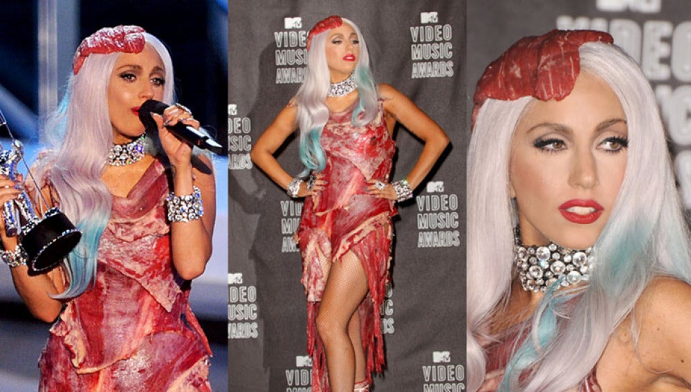Lady Gaga con el vestido de carne que llevó en los MTV VMA 2010