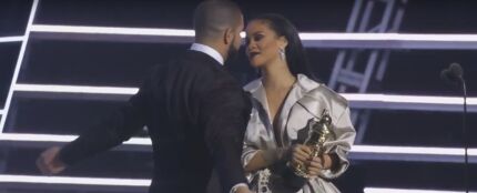 Drake y Rihanna a punto de besarse en los MTV VMA 2016