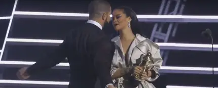 Drake y Rihanna a punto de besarse en los MTV VMA 2016 Drake y Rihanna a punto de besarse en los MTV VMA 2016