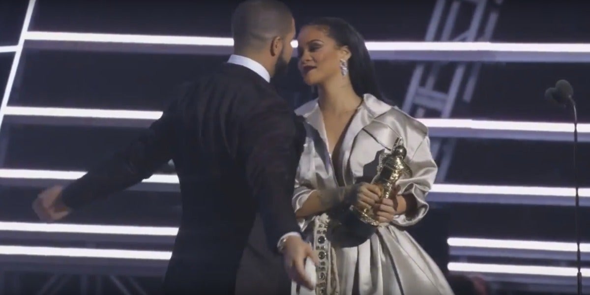 Drake y Rihanna a punto de besarse en los MTV VMA 2016