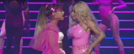 Ariana Grande y Nicki Minaj en su actuación en los VMA