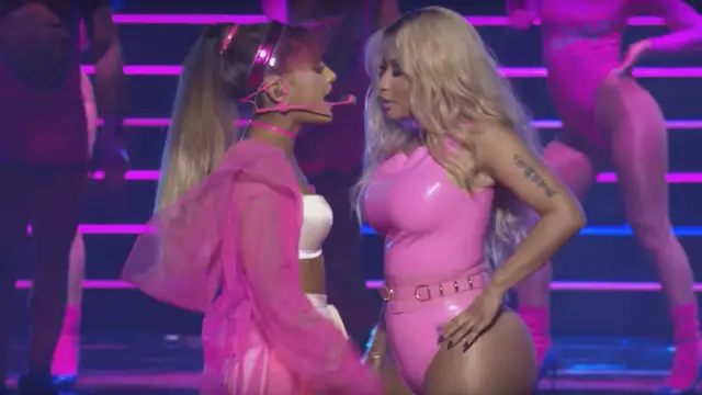 Ariana Grande y Nicki Minaj en su actuación en los VMA