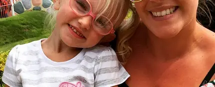 Madre en hija sonriendo Madre en hija sonriendo