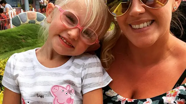Madre en hija sonriendo