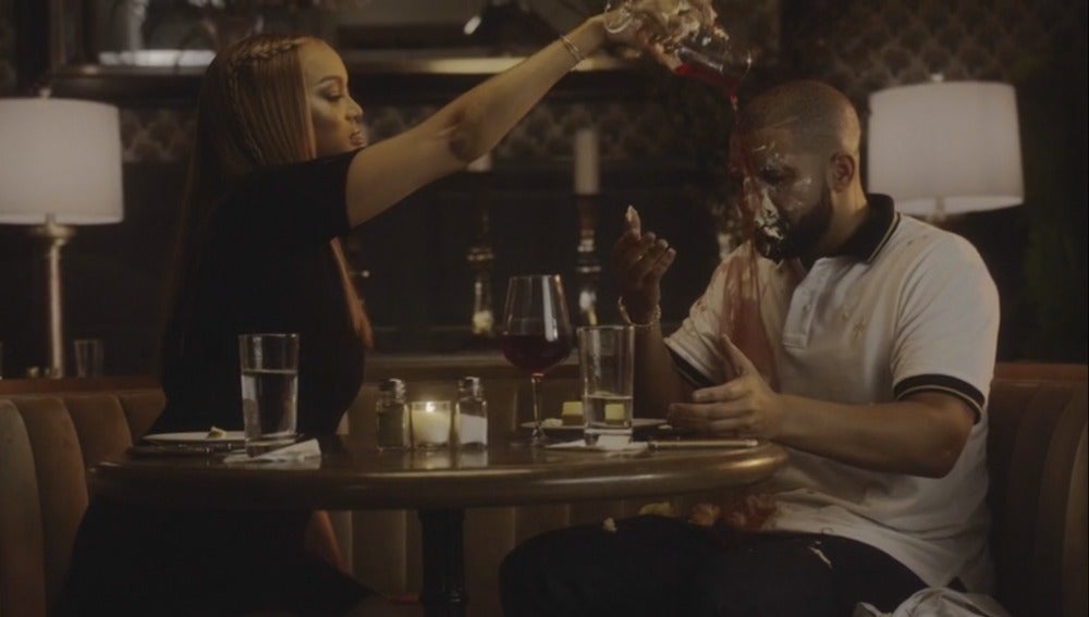 Drake recibiendo el ataque de Tyra Banks
