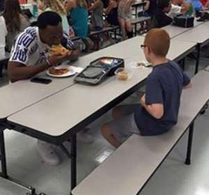 Travis Rudolph y el niño autista Travis Rudolph y el niño autista