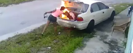 Imagen de la joven quemando el coche. Imagen de la joven quemando el coche.