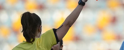 Una árbitra expulsa a una jugadora Una árbitra expulsa a una jugadora