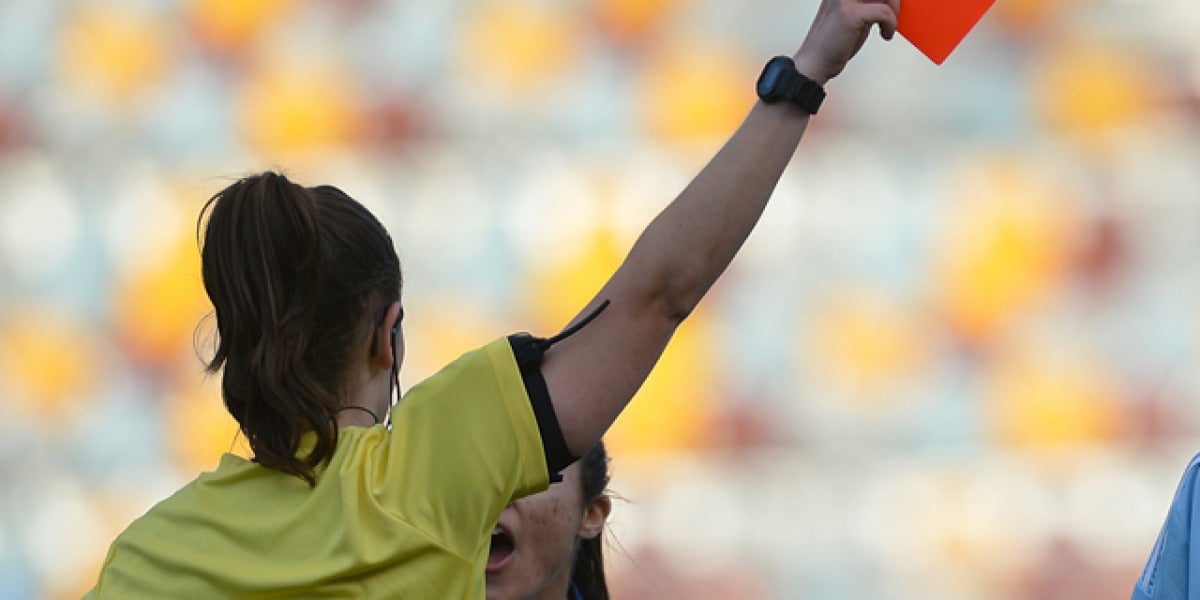 Una árbitra expulsa a una jugadora