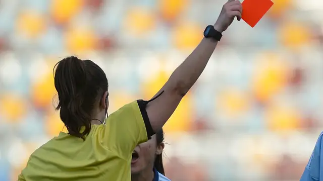 Una árbitra expulsa a una jugadora