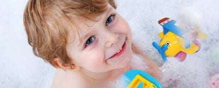 Un ni&ntilde;o jugando en la ba&ntilde;era