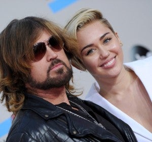 Miley Cyrus junto a su padre, Billy Ray Cyrus, en una alfombra roja Miley Cyrus junto a su padre, Billy Ray Cyrus, en una alfombra roja