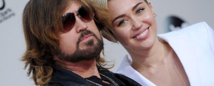 Miley Cyrus junto a su padre, Billy Ray Cyrus, en una alfombra roja